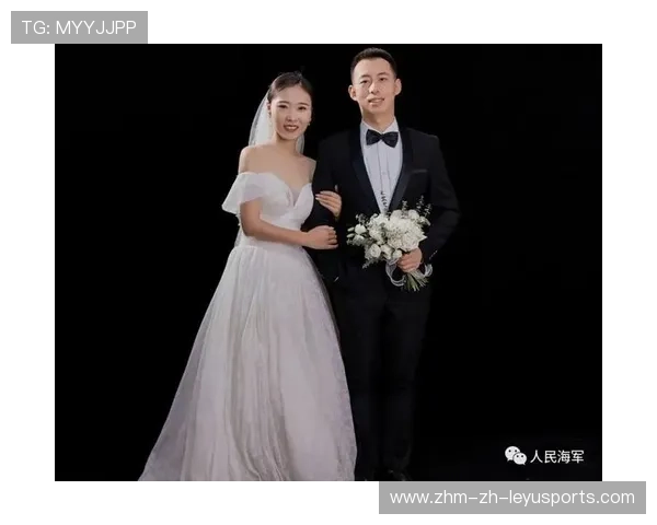 球员在场上求婚，女友答应了，队友哭了，足球场求婚视频